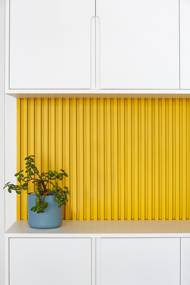 Exemple d'un bureau tendance de taille moyenne avec un mur blanc, parquet clair, aucune cheminée, un bureau intégré et un sol beige.