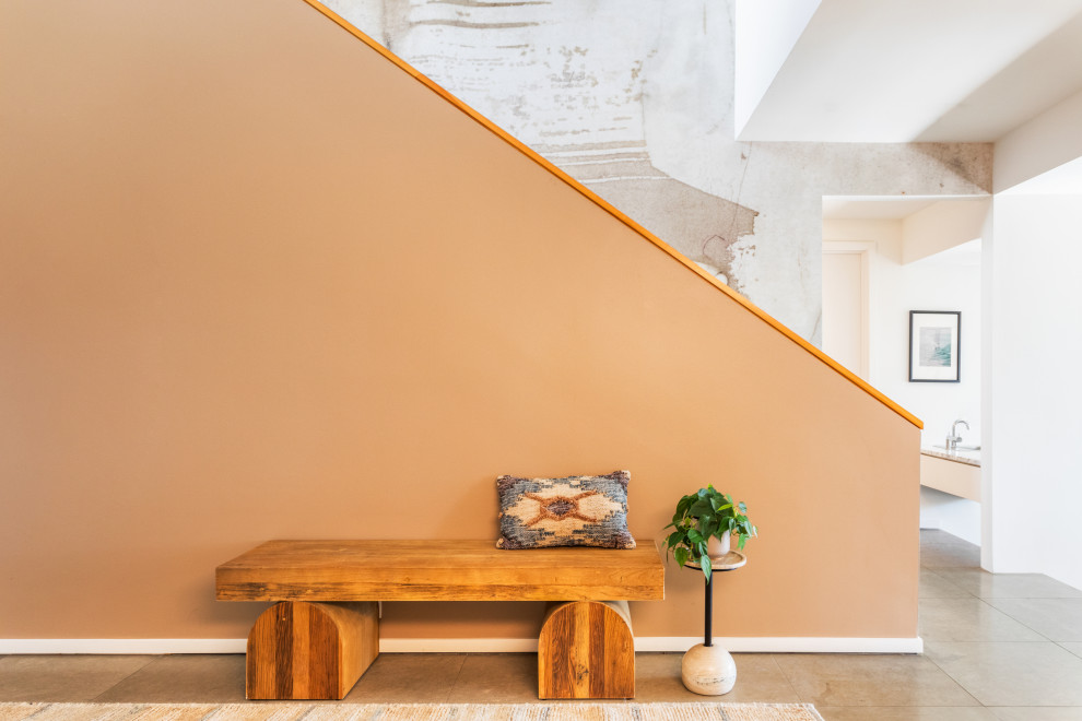 Идея дизайна: большая угловая деревянная лестница в современном стиле с крашенными деревянными ступенями и обоями на стенах