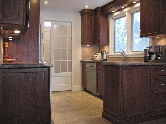 Transitional kitchen photo in Ottawa