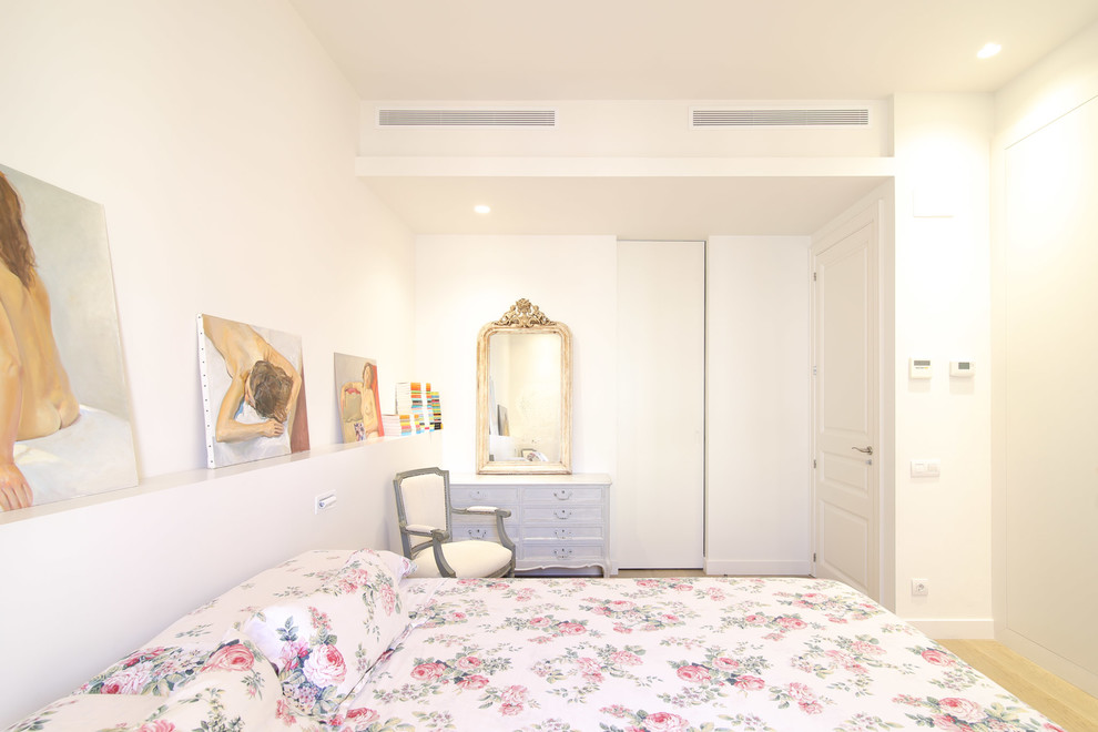 Foto de dormitorio principal romántico de tamaño medio sin chimenea con paredes blancas y suelo de madera clara