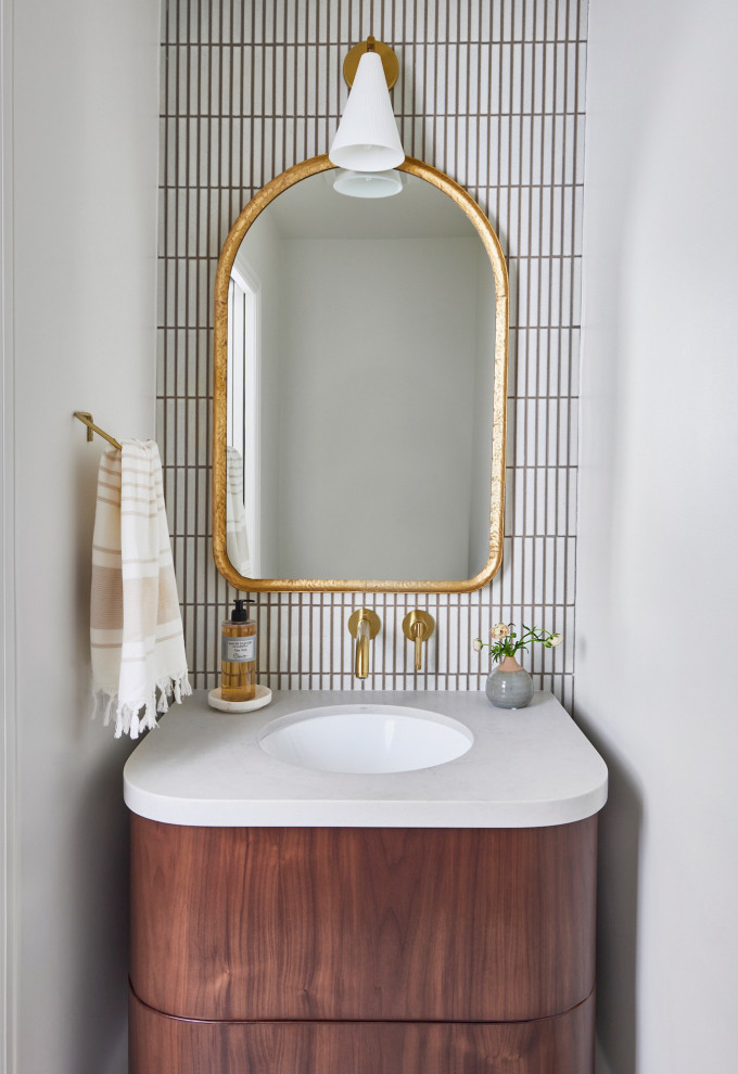 Exemple d'un petit WC et toilettes chic en bois brun avec un placard à porte plane, un carrelage blanc, des carreaux de céramique, un mur blanc, un lavabo encastré, un plan de toilette en quartz modifié, un plan de toilette blanc et meuble-lavabo suspendu.