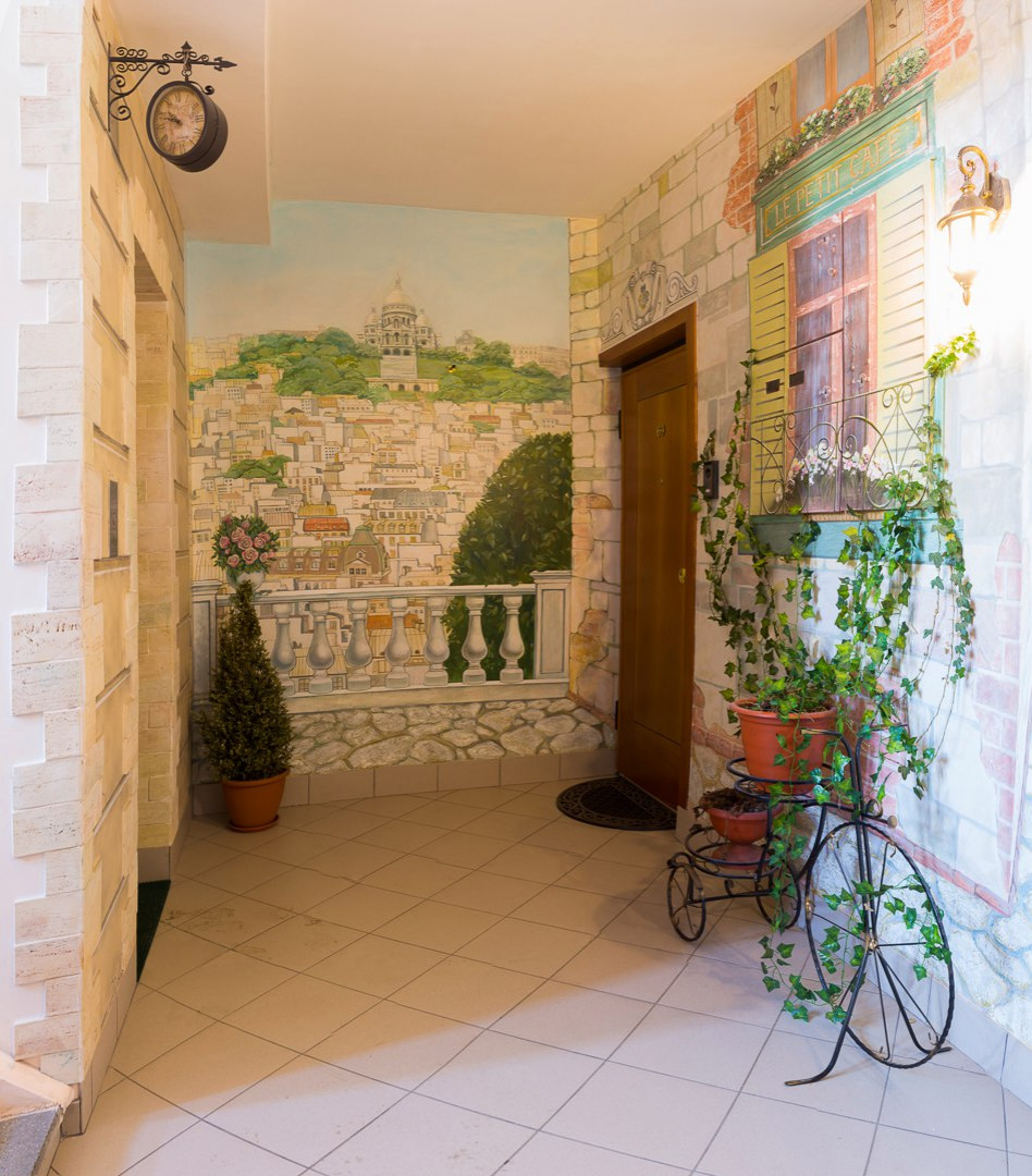 Роспись "Улицы Парижа" на лестничной площадке