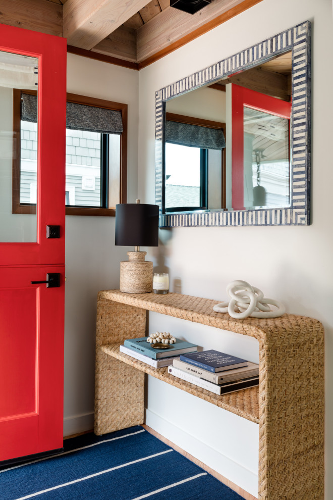 Aménagement d'un petit vestibule bord de mer avec un mur blanc, parquet clair, une porte hollandaise, une porte rouge, un plafond en bois et un sol beige.