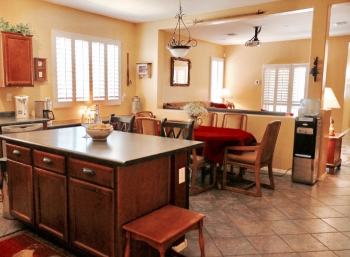 Kitchen - mid-sized transitional kitchen idea in Phoenix