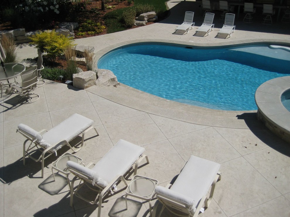 Transitional pool photo in Cedar Rapids