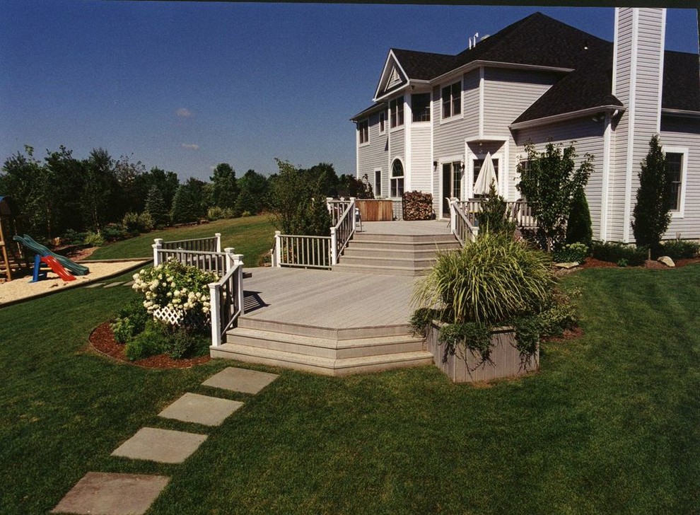 Example of a transitional deck design in New York