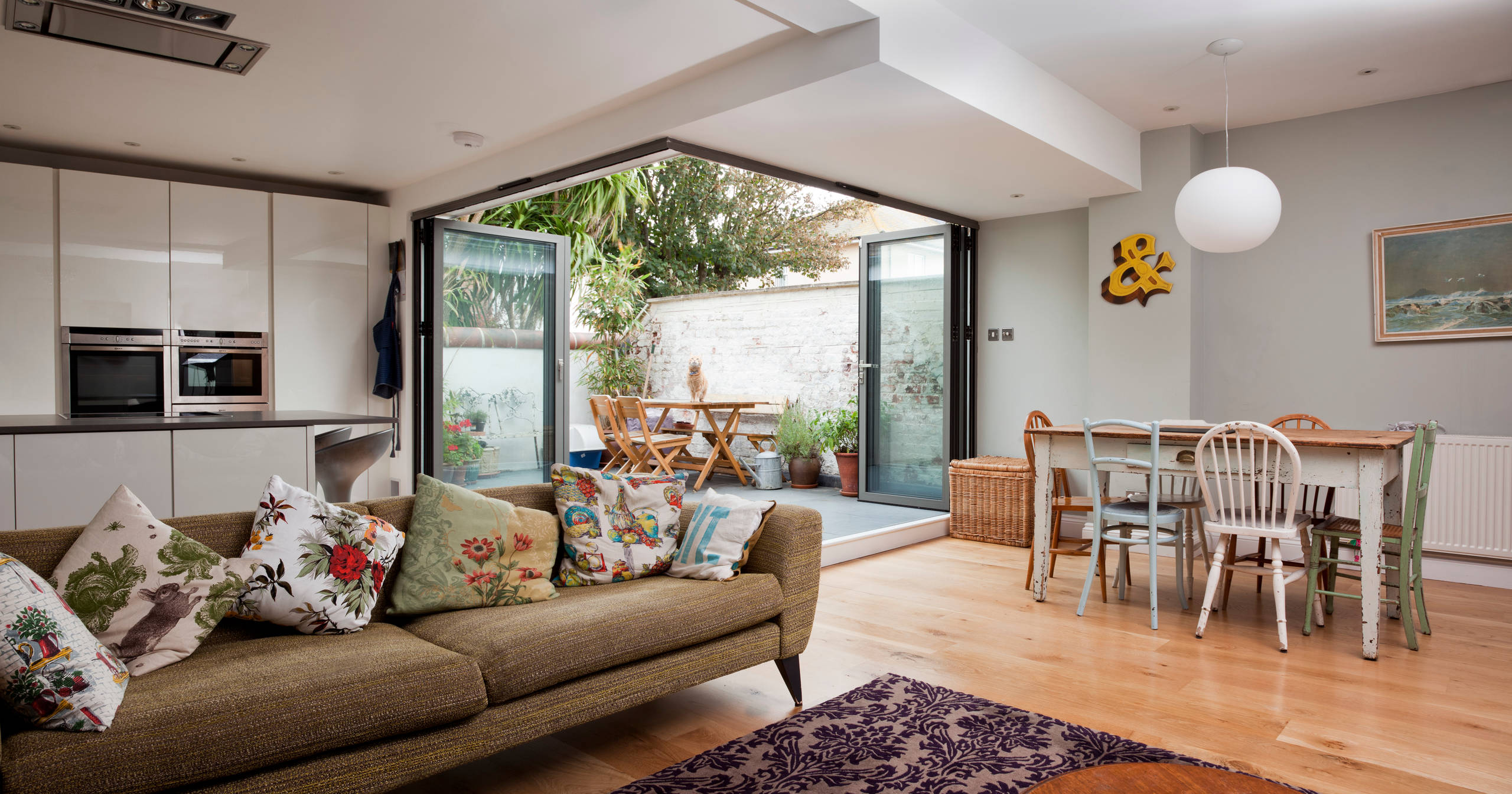 Room of the Day: A Kitchen and Living Area Get Friendly, image size:2560x1344