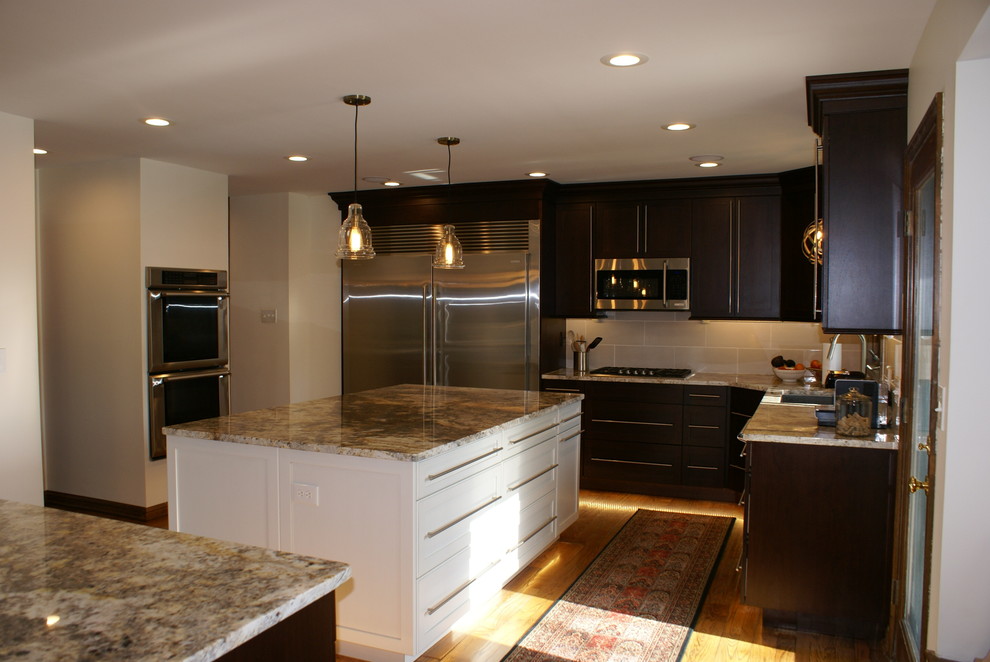 Example of a transitional kitchen design in Chicago