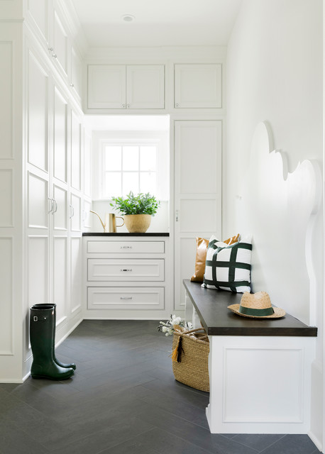 The Casco Avenue House classique-armoire-et-dressing