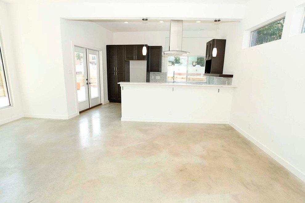 Example of a transitional home design design in Austin