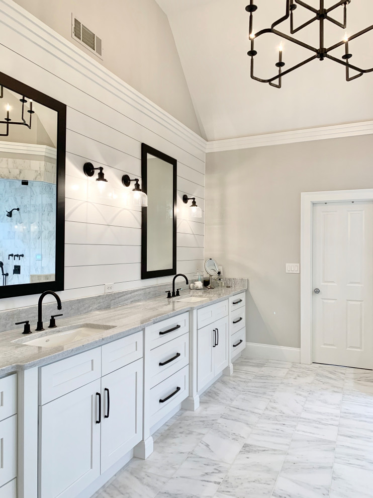 Стильный дизайн: большая главная ванная комната в классическом стиле с фасадами с декоративным кантом, белыми фасадами, отдельно стоящей ванной, угловым душем, раздельным унитазом, белой плиткой, мраморной плиткой, серыми стенами, мраморным полом, врезной раковиной, мраморной столешницей, белым полом, душем с распашными дверями, серой столешницей, сиденьем для душа, тумбой под две раковины, встроенной тумбой, потолком из вагонки и стенами из вагонки - последний тренд