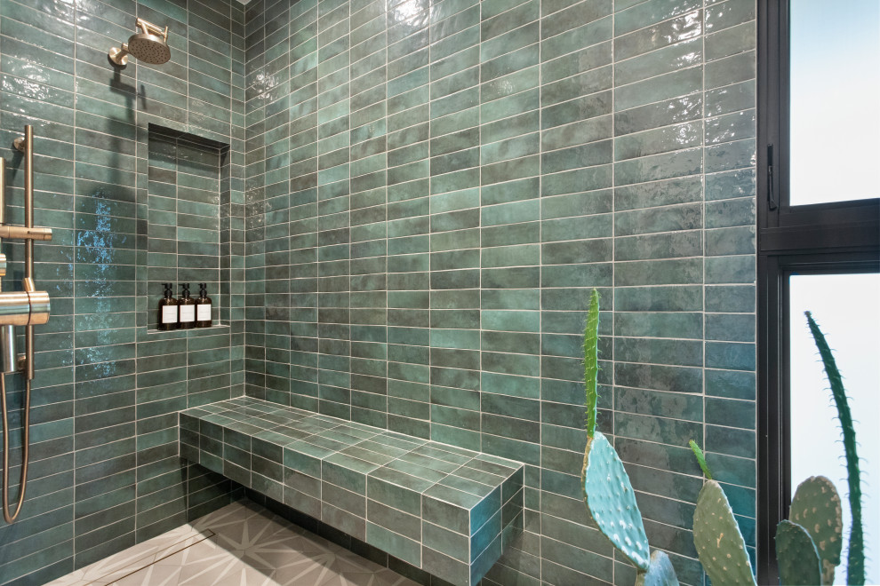 Idéer för ett mellanstort modernt badrum, med skåp i mellenmörkt trä, grön kakel, porslinskakel, vita väggar, klinkergolv i porslin, ett integrerad handfat och grått golv