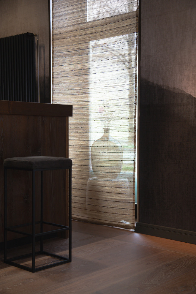 Diseño de salón para visitas abierto asiático de tamaño medio con paredes grises, suelo de madera pintada, suelo marrón y papel pintado