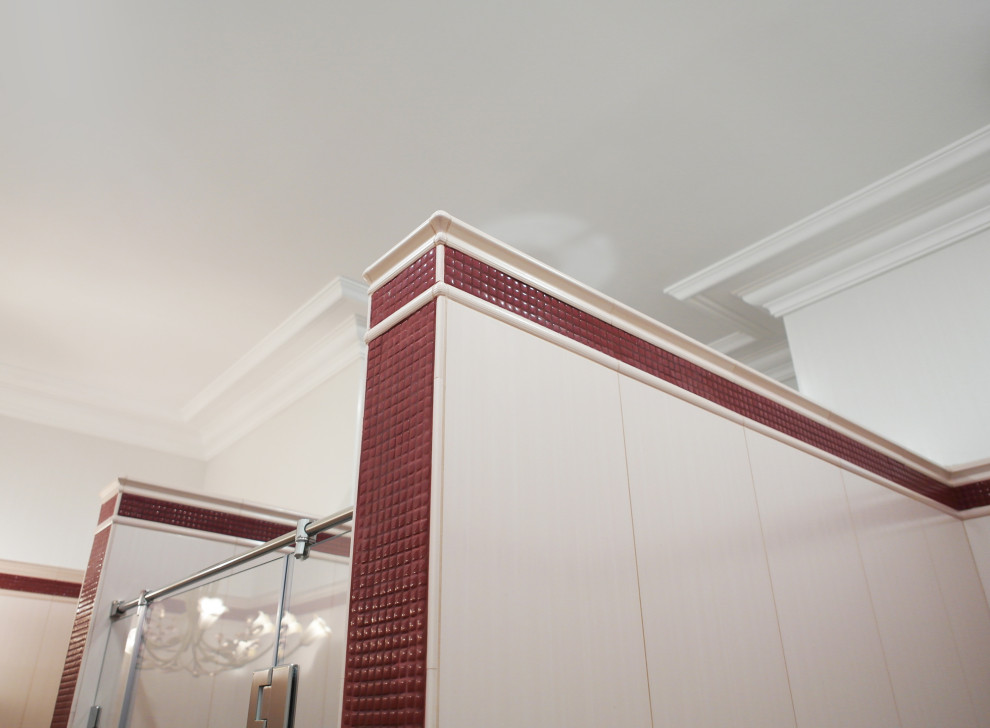 Идея дизайна: туалет среднего размера в стиле фьюжн с унитазом-моноблоком, коричневой плиткой, керамической плиткой, розовыми стенами, полом из керамической плитки, монолитной раковиной, столешницей из искусственного камня, красным полом, белой столешницей и подвесной тумбой
