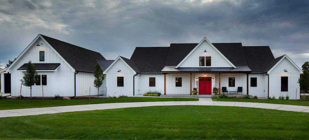 Großes, Einstöckiges Country Einfamilienhaus mit Faserzement-Fassade, weißer Fassadenfarbe, Satteldach, Misch-Dachdeckung, schwarzem Dach und Wandpaneelen in Denver
