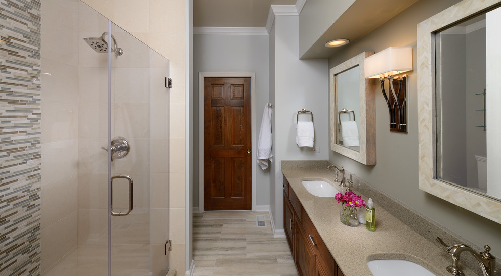 Example of a mid-sized transitional bathroom design