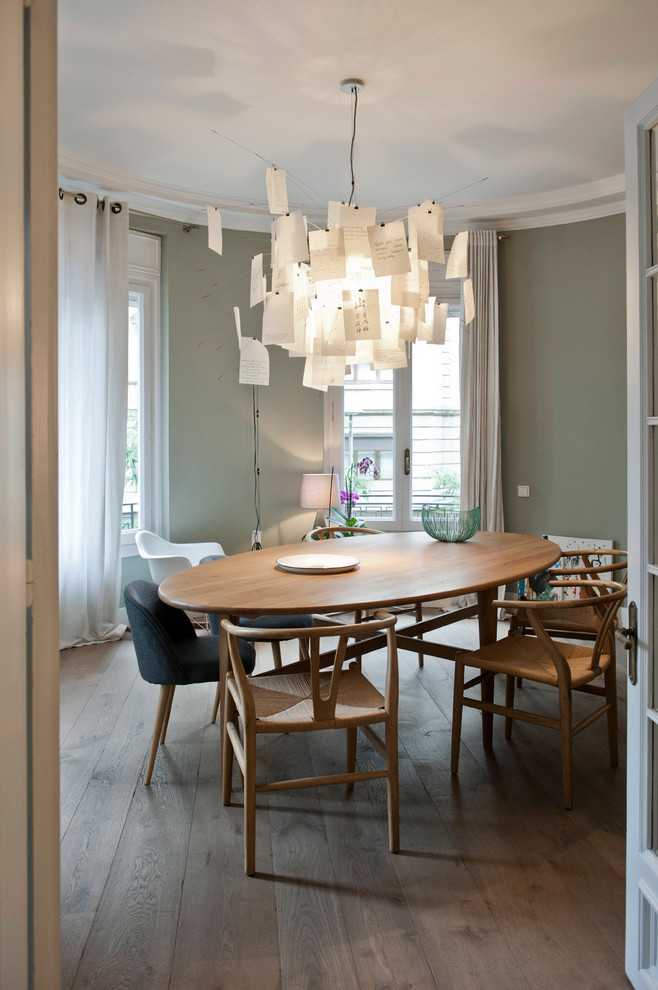 Diseño de comedor clásico renovado de tamaño medio cerrado con paredes verdes y suelo de madera en tonos medios