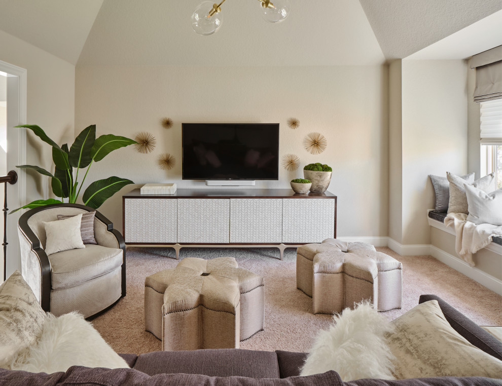 Exemple d'une grande salle de séjour chic ouverte avec un mur beige, moquette, un téléviseur fixé au mur, un sol beige et un plafond voûté.