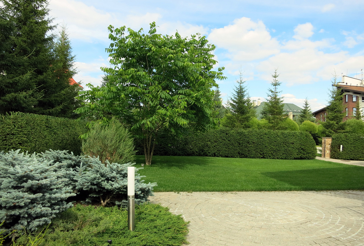 Сад с геометричным водоемом