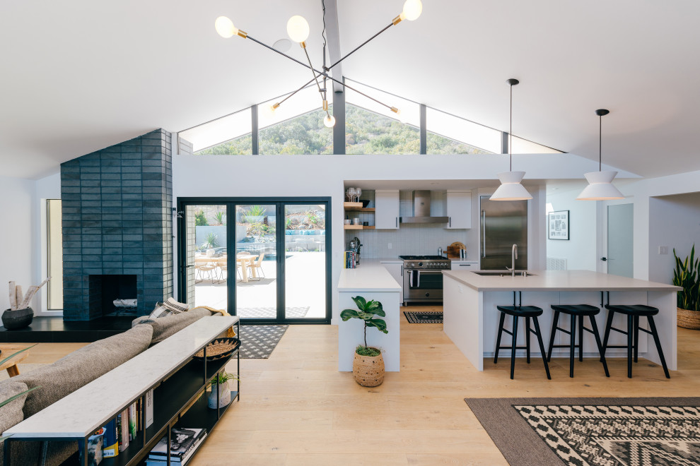Esempio di una cucina di medie dimensioni con parquet chiaro, pavimento beige, soffitto a volta e ante bianche