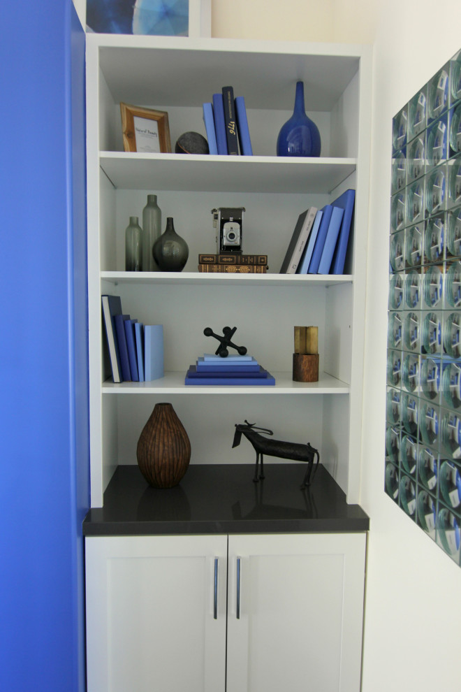 Example of a transitional home design design in Phoenix