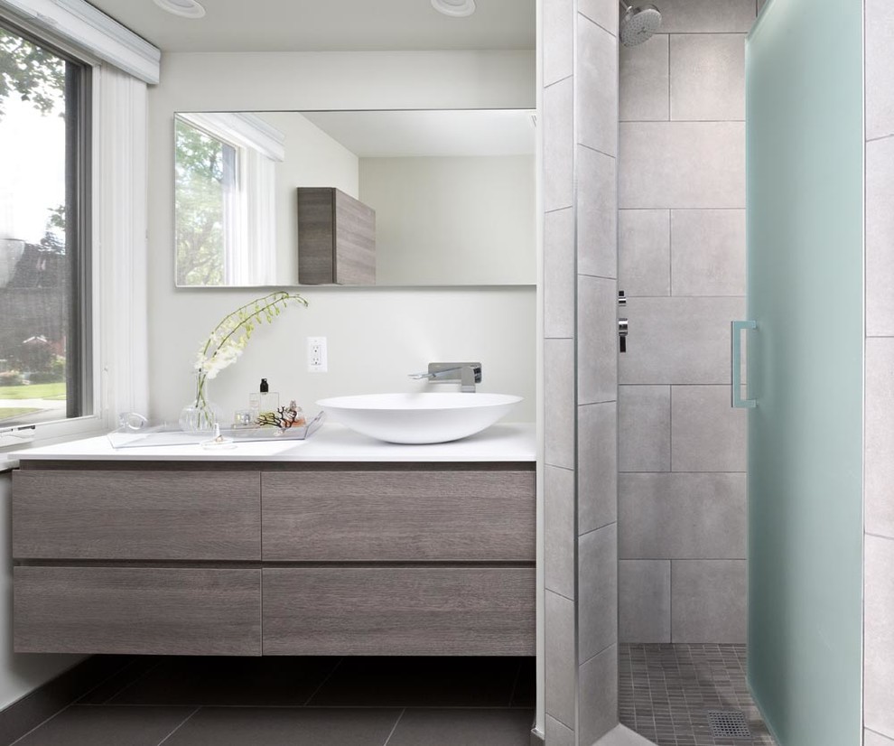 This is an example of a transitional bathroom in Detroit.