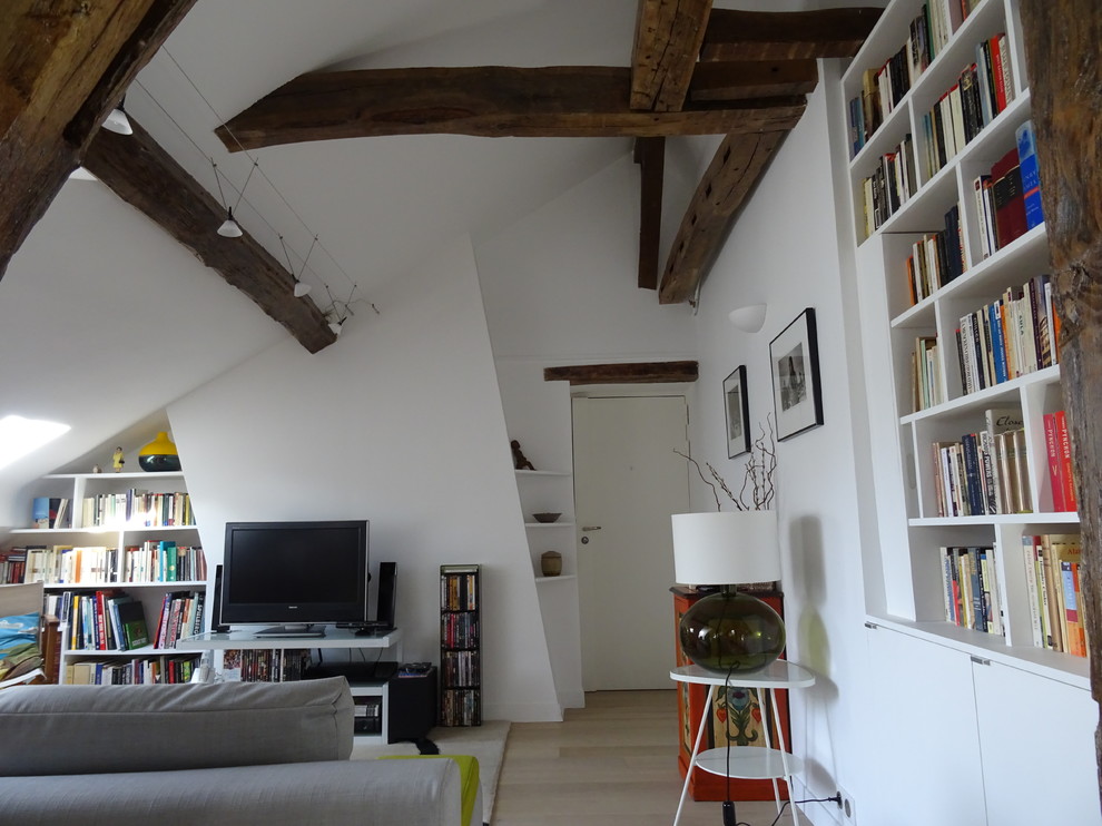 Photo of a mid-sized contemporary living room in Paris.