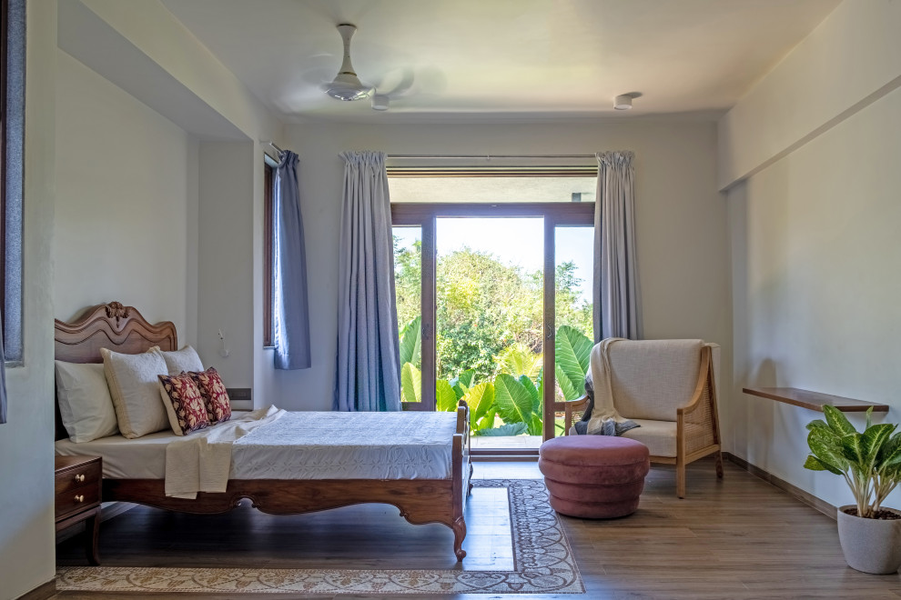 Design ideas for a tropical bedroom in Mumbai.