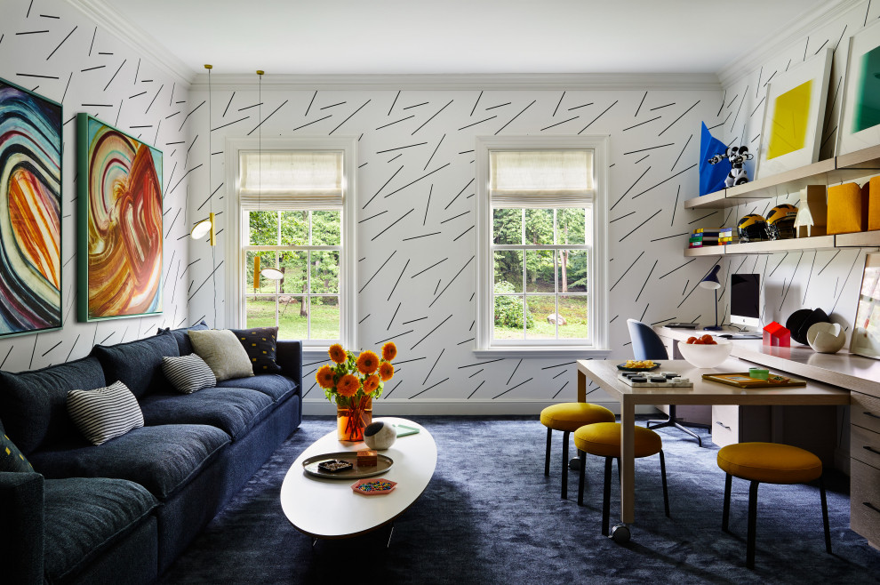 Exemple d'un grand bureau tendance avec un mur blanc, moquette, un bureau intégré, un sol bleu et du papier peint.