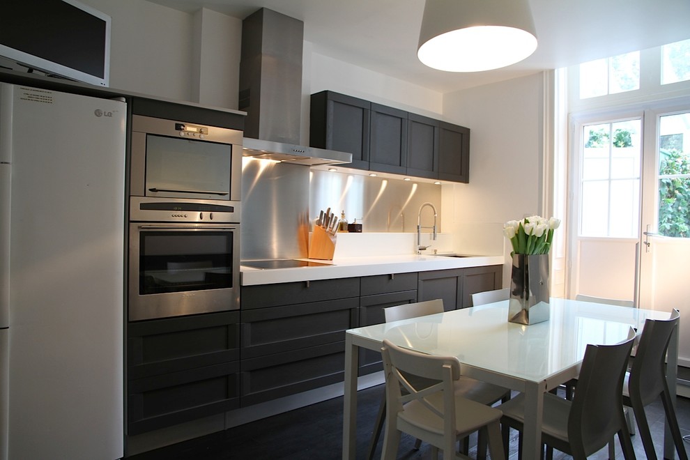 This is an example of a large contemporary single-wall eat-in kitchen in Le Havre.