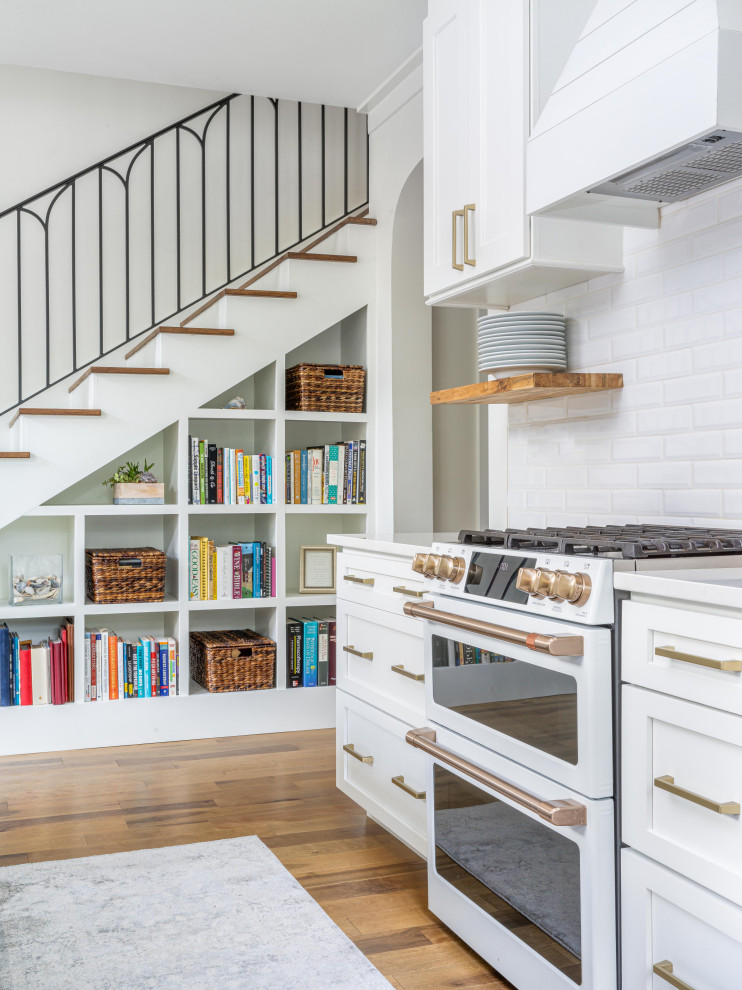 Photo of a farmhouse kitchen in Charleston.