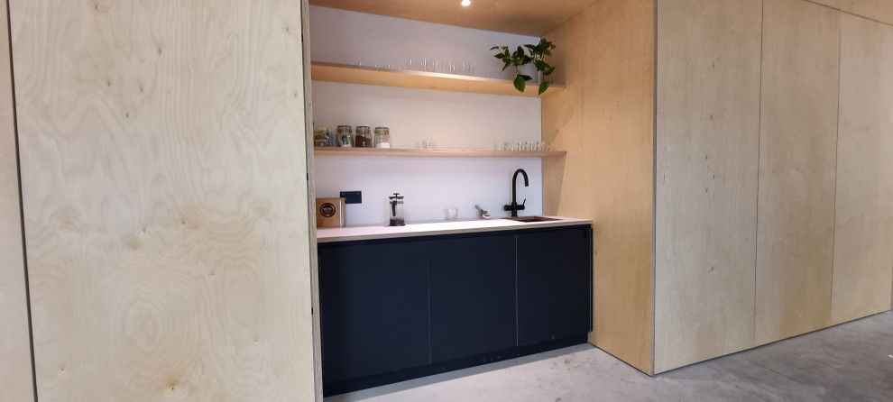 Источник вдохновения для домашнего уюта: большой кабинет в стиле лофт с белыми стенами, бетонным полом и серым полом