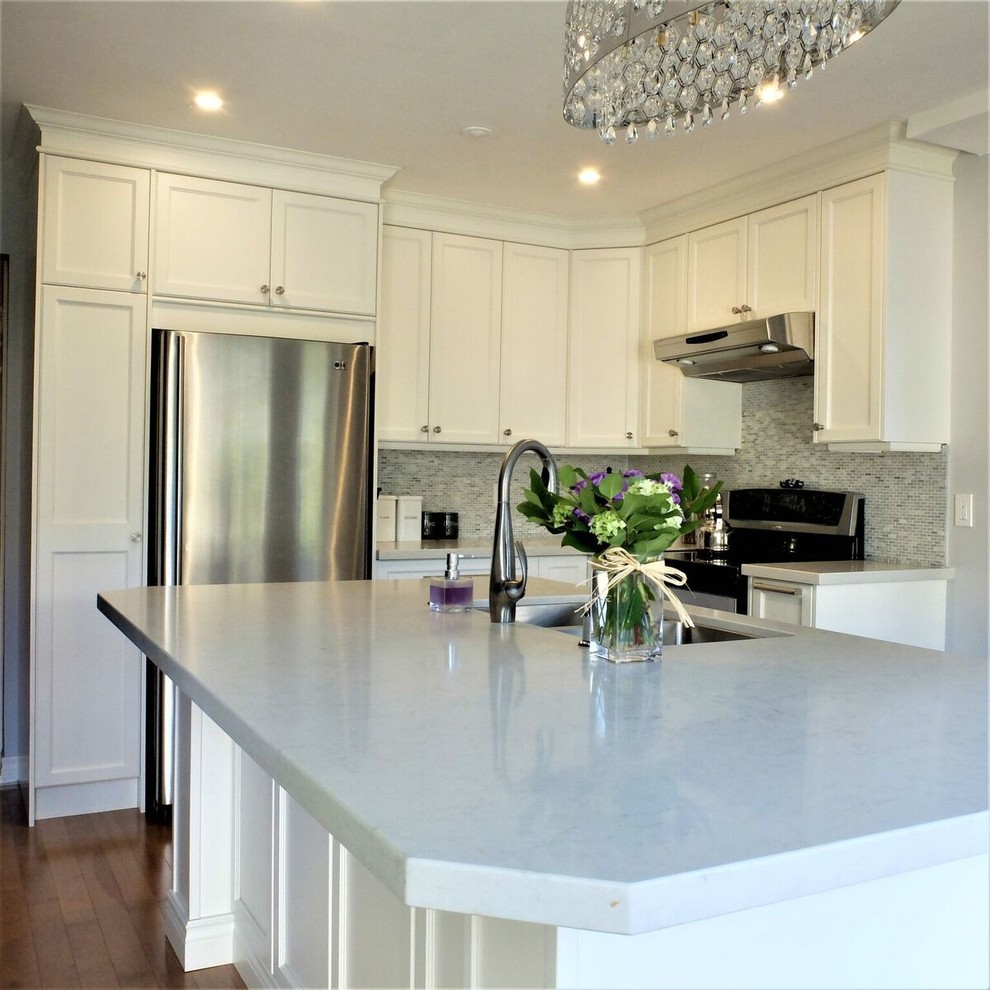 Transitional kitchen photo in Toronto