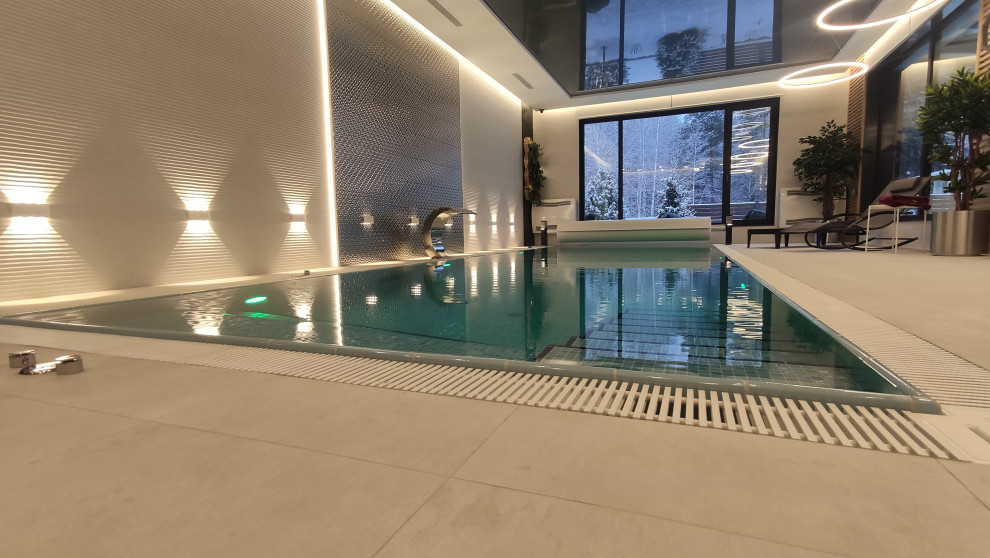 Идея дизайна: большой прямоугольный бассейн в доме в современном стиле с джакузи
