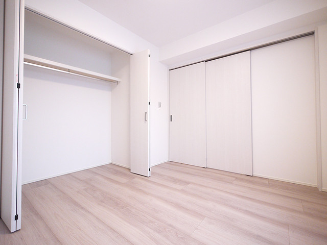 あたたかみあるホワイトナチュラルの部屋 skandinavisch-schlafzimmer