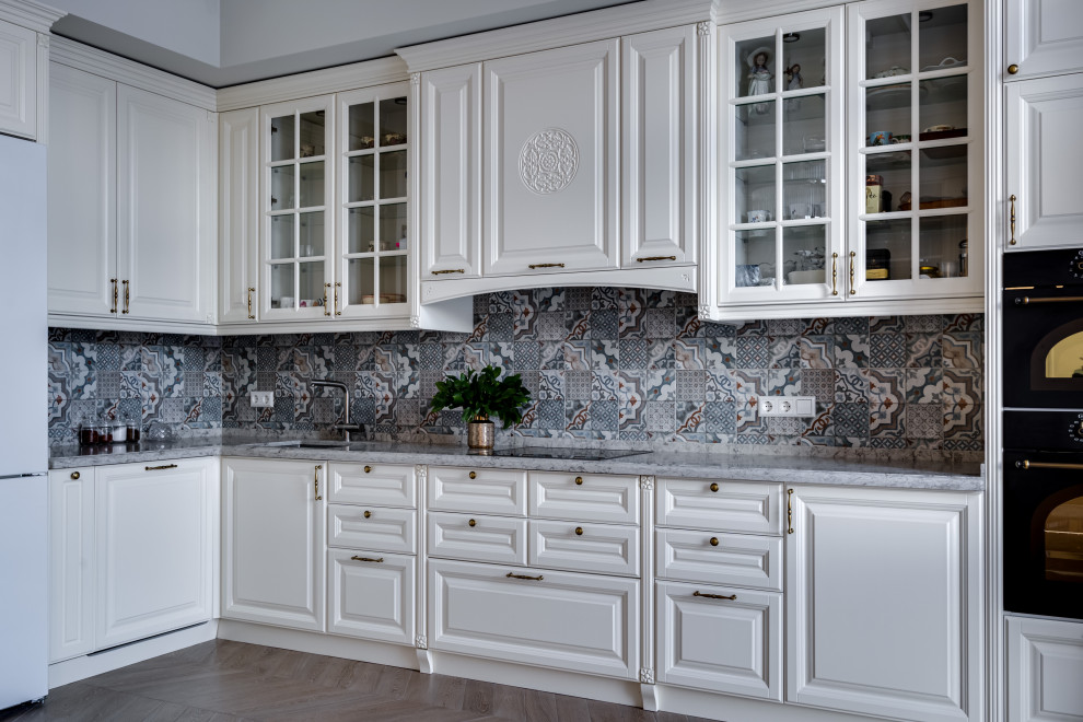 Ejemplo de cocina clásica grande con armarios con paneles con relieve y puertas de armario blancas