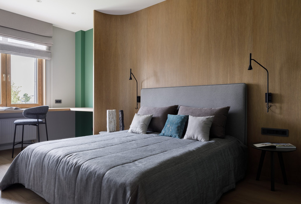 На фото: хозяйская спальня в современном стиле с бежевыми стенами с