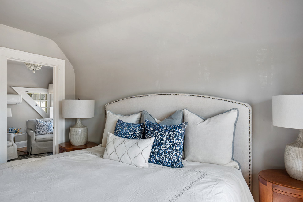 Kleines Klassisches Hauptschlafzimmer mit grauer Wandfarbe, braunem Holzboden und braunem Boden in Minneapolis