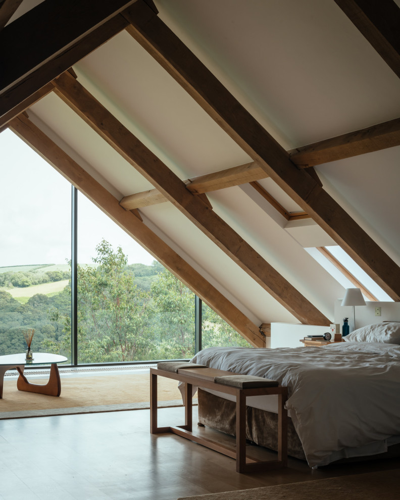 Foto de dormitorio principal contemporáneo con paredes blancas, suelo de madera en tonos medios, suelo marrón y vigas vistas