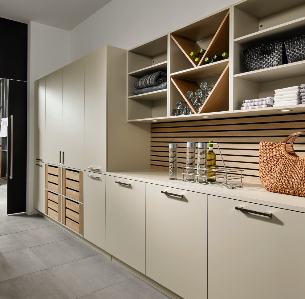 Großer Moderner Hauswirtschaftsraum in Sonstige