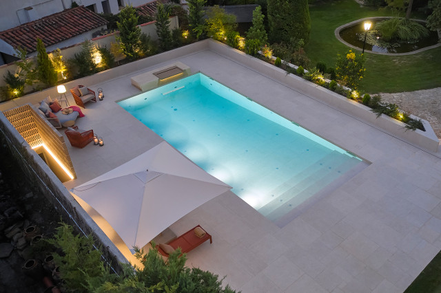 Piscina vista a&eacute;rea de noche | OTTO HOUSE contemporain-piscine