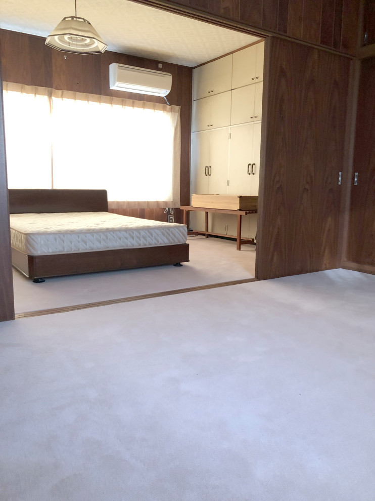 中くらいなトラディショナルスタイルのおしゃれな主寝室 (茶色い壁、カーペット敷き、ベージュの床) のレイアウト
