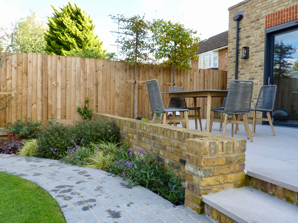 This is an example of a contemporary backyard garden in Hertfordshire.