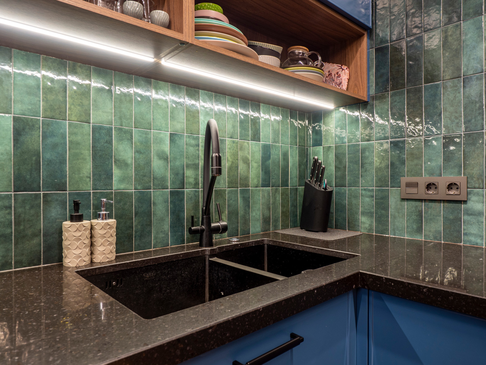 Кухня в современном стиле со встроенным аквариумом