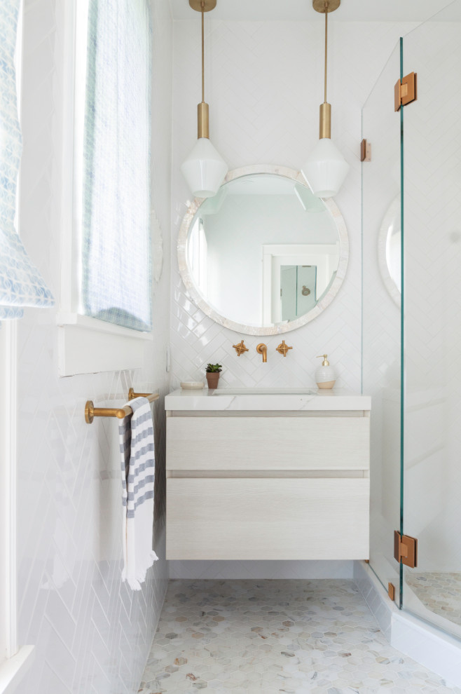 Свежая идея для дизайна: детская ванная комната в стиле неоклассика (современная классика) с плоскими фасадами, белыми фасадами, душем в нише, белой плиткой, керамогранитной плиткой, белыми стенами, полом из мозаичной плитки, врезной раковиной, мраморной столешницей, белым полом, душем с распашными дверями, белой столешницей, тумбой под одну раковину и подвесной тумбой - отличное фото интерьера