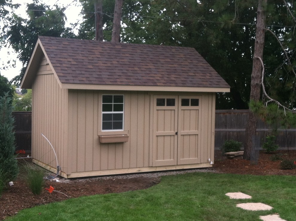 Mid-sized traditional detached garden shed in Minneapolis.