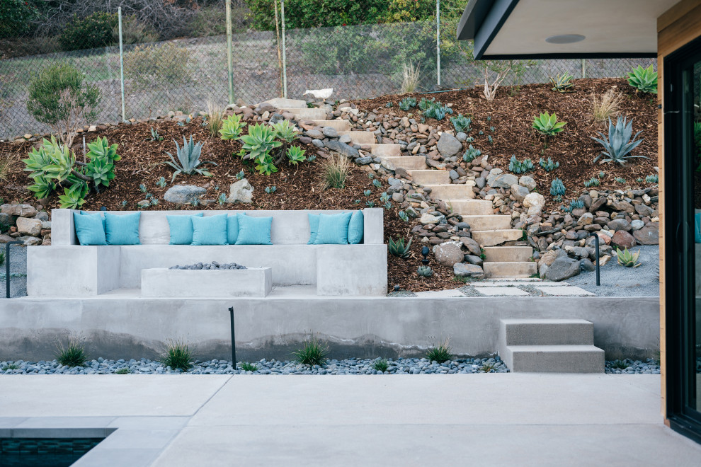 Свежая идея для дизайна: маленький двор на заднем дворе в стиле ретро с местом для костра и покрытием из бетонных плит без защиты от солнца для на участке и в саду - отличное фото интерьера