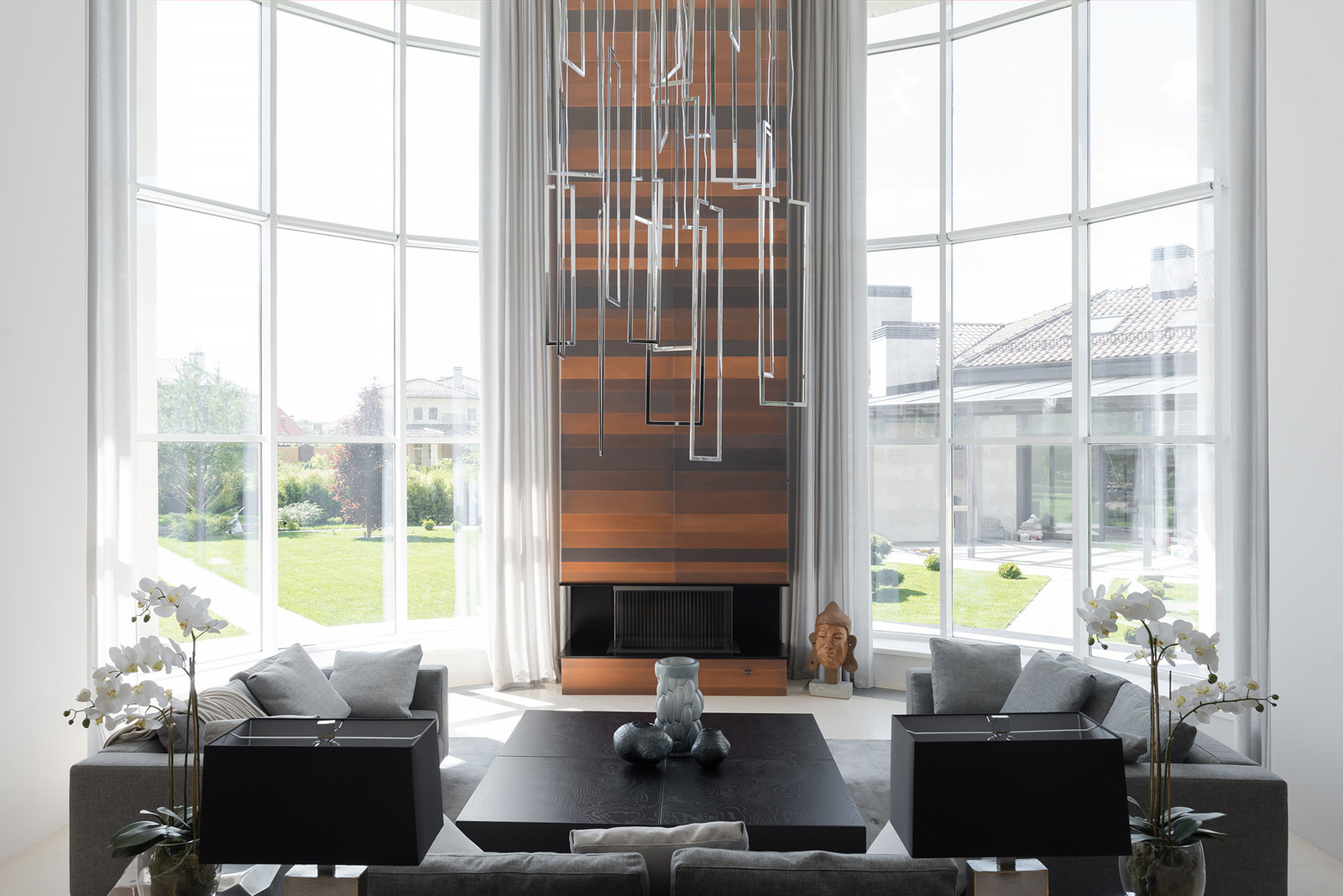 Интерьеры загородного дома в поселке Монтевиль