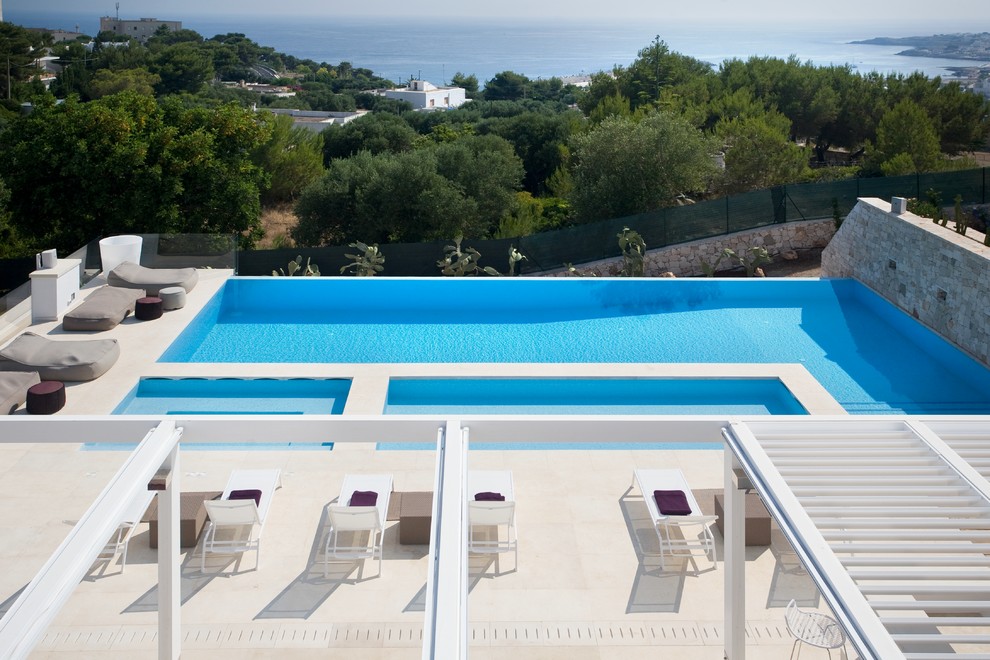 Inspiration for a contemporary pool in Bari.