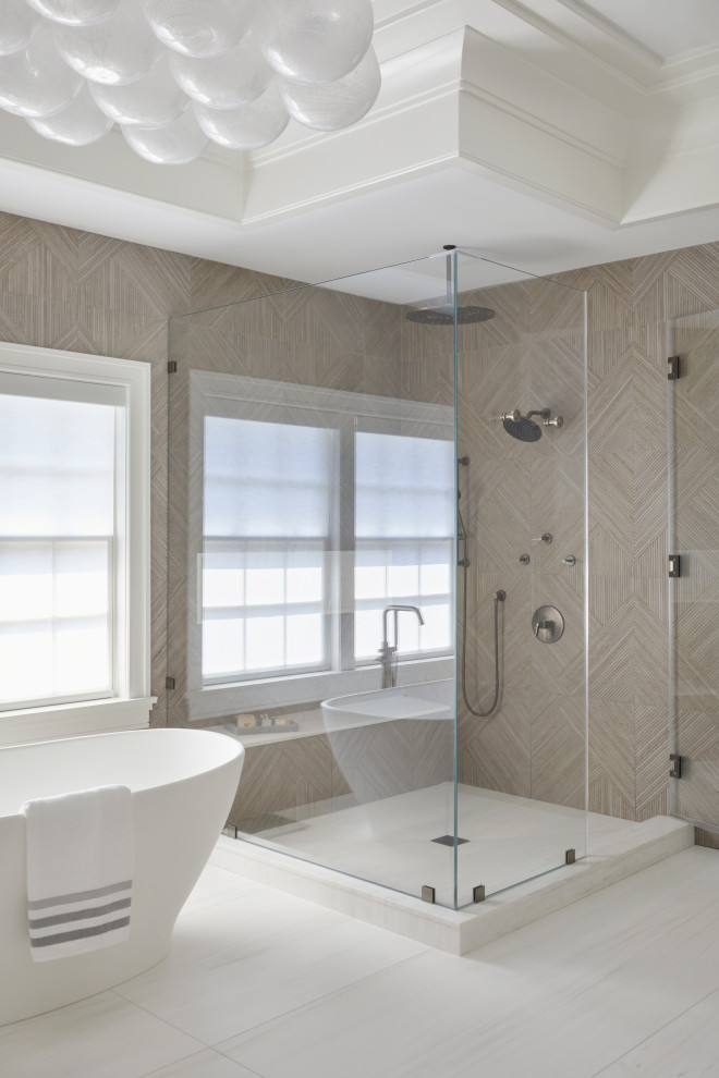 Inspiration för stora klassiska vitt en-suite badrum, med ett fristående badkar, vita väggar, grått golv och dusch med gångjärnsdörr